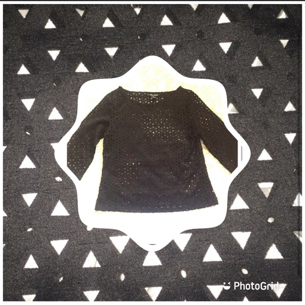 . Laser cutout 3/4 sleeve‎ top!